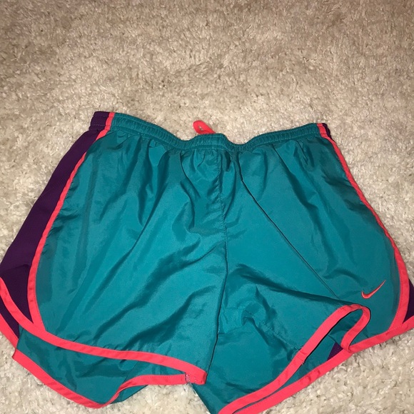 NIKE ATHLETIC KIDS RUNNING SHORTS - Picture 1 of 1